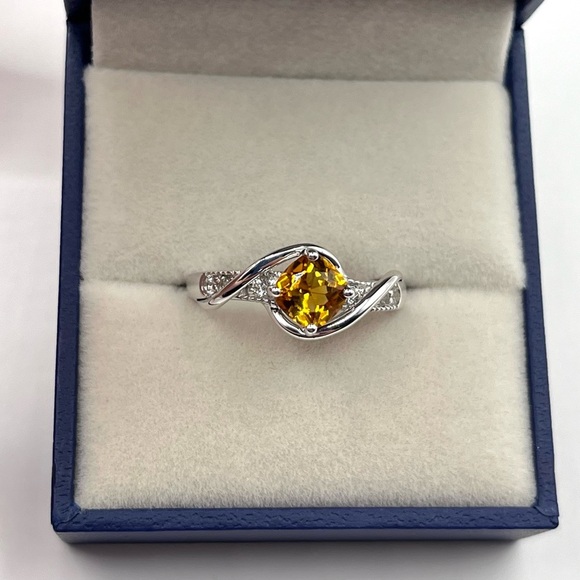 1.25 CT Natural Golden Citrine and White Sapphire Silver Ring - Picture 4 of 8